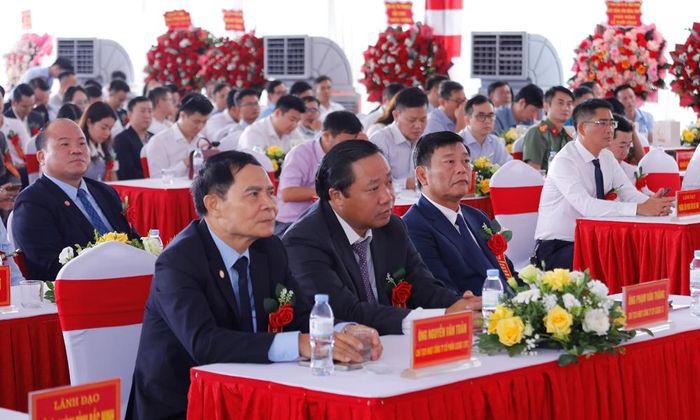 Các đại biểu dự lễ khởi công.