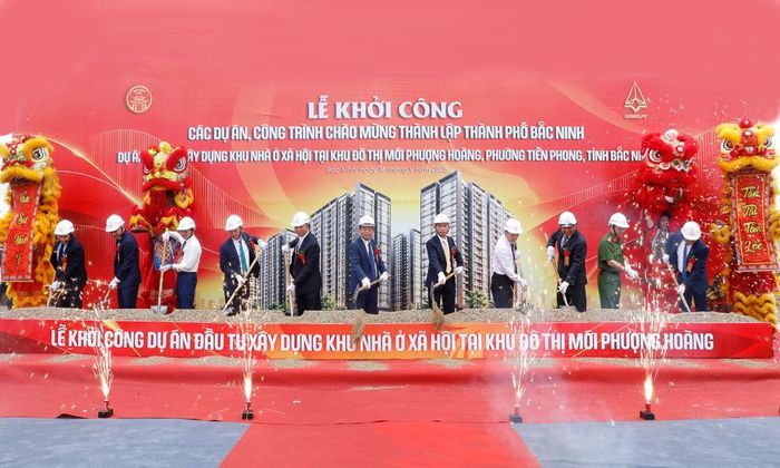 Các đại biểu thực hiện nghi thức khởi công dự án.