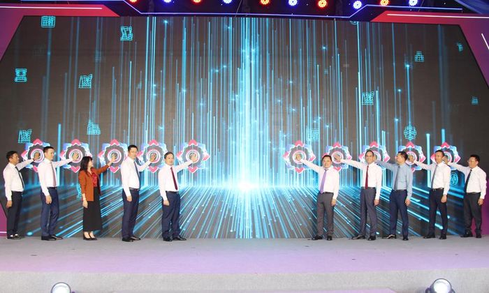 Các đại biểu bấm nút khởi công dự án.
