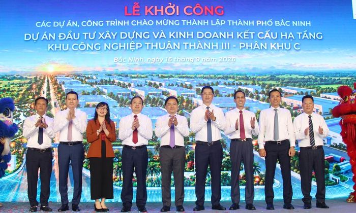 Các đại biểu lãnh đạo Trung ương và địa phương dự lễ khởi công.