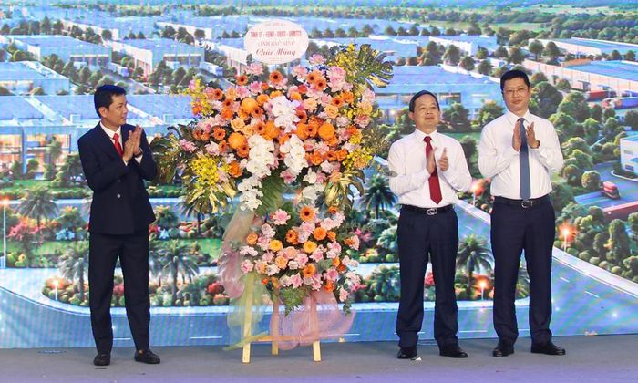 Các đồng chí lãnh đạo tỉnh: Phạm Hoàng Sơn, Trần Huy Phương tặng hoa chúc mừng chủ đầu tư dự án.