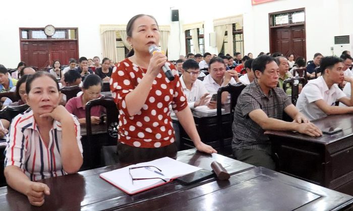  Đại biểu các thôn, bản đề nghị sớm nâng cấp, cải tạo những tuyến đường giao thông hư hỏng, xuống cấp trên địa bàn. 