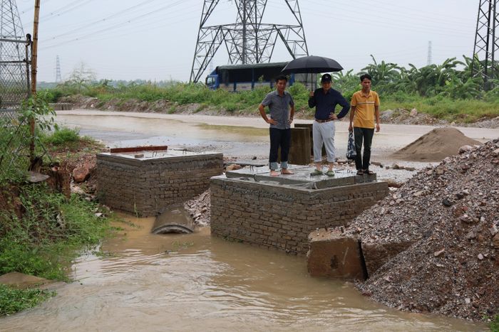  Lãnh đạo Chi nhánh Công ty cổ phần Công nghệ viễn thông Sài Gòn tại Bắc Ninh, chủ đầu tư Khu công nghiệp kiểm tra hiện trạng tuyến kênh tiêu T11. 