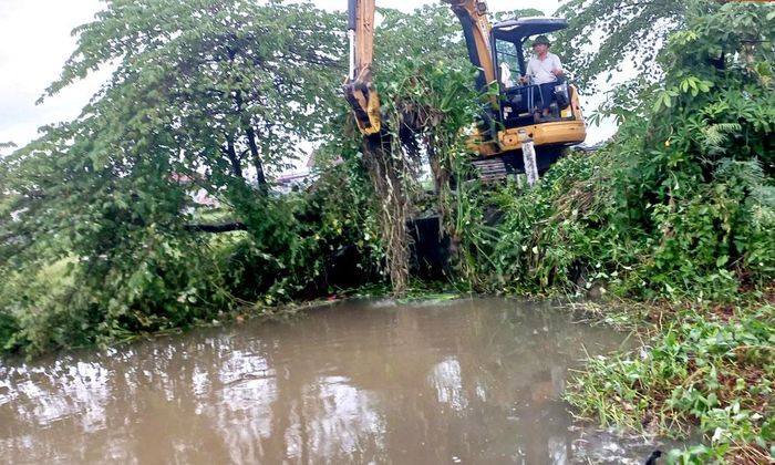  Xã Xuân Cẩm dành kinh phí thuê nhân công, thiết bị tổ chức nạo vét bùn đất, vật cản trên các tuyến kênh. 