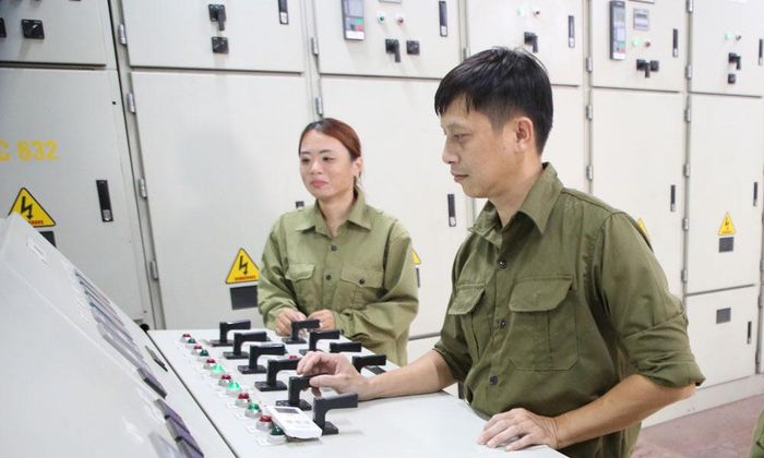  Công nhân trạm bơm đầu mối Trịnh Xá trực vận hành bơm tiêu nước chống úng. 