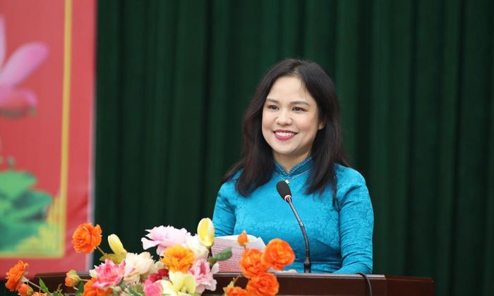  Hiệu trưởng Nguyễn Thị Kim Dung phát biểu tại lễ bế giảng. 