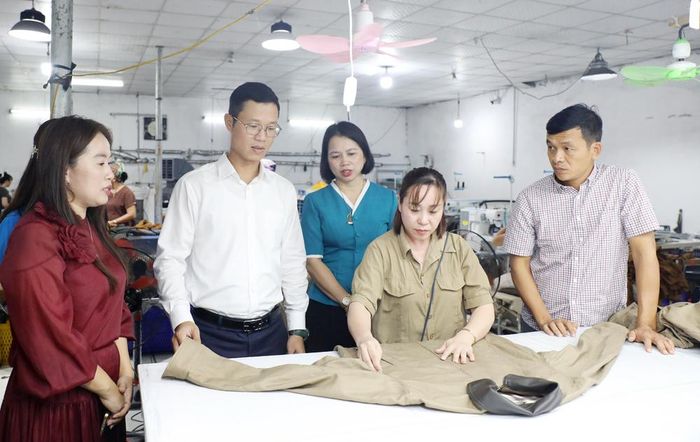  Các thành viên trong đoàn công tác thăm xưởng sản xuất của doanh nghiệp. 