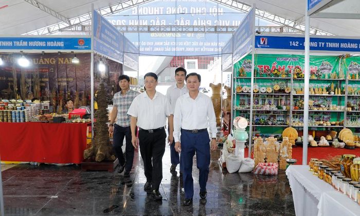  Đại diện Ban Tổ chức kiểm tra không gian trưng bày trước giờ khai mạc hội chợ. 