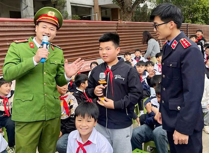 Đại úy Lăng Văn Hải làm báo cáo viên tuyên truyền pháp luật tại Trường Tiểu học Bắc Lũng.