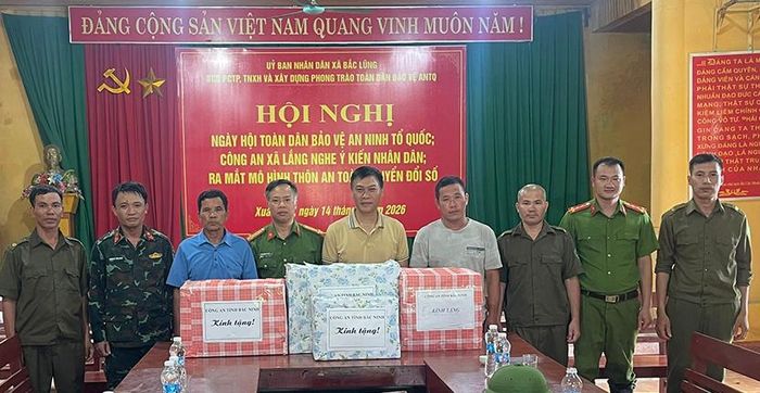 Đoàn công tác lãnh đạo, cán bộ Công an xã Bắc Lũng trao quà của Giám đốc Công an tỉnh cho một số hộ bị ảnh hưởng bởi bão lũ ở thôn Xuân Phú.