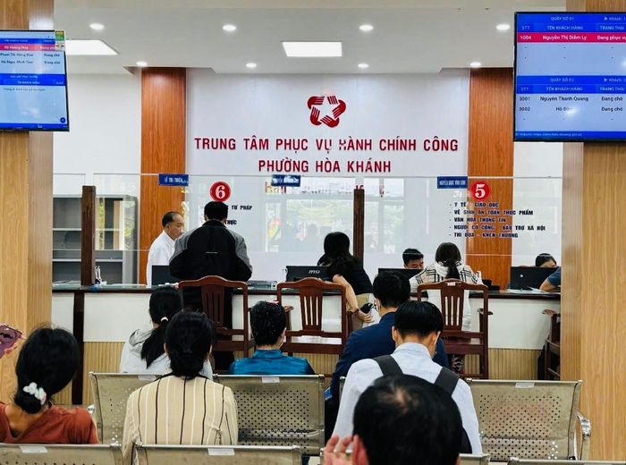 Người dân phường Hòa Khánh đến Trung tâm Phục vụ hành chính công thực hiện thủ tục hành chính. Ảnh: THANH QUÝ