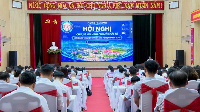Phường Hòa Khánh tổ chức hội nghị chia sẻ kinh nghiệm triển khai mô hình “Hẹn giờ giao dịch trực tuyến kết hợp AI Chatbot 24/7”. Ảnh: ĐVCC