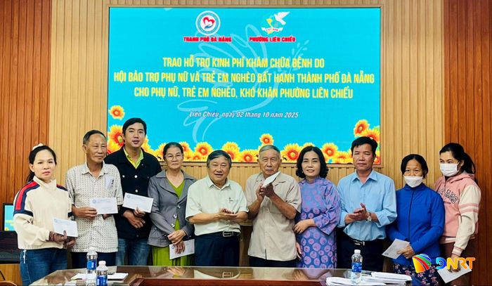 Lãnh đạo Hội Bảo trợ phụ nữ và trẻ em nghèo bất hạnh thành phố trao kinh phí hỗ trợ chữa bệnh cho những hoàn cảnh khó khăn tại phường Liên Chiểu. Ảnh: HUY HOÀNG