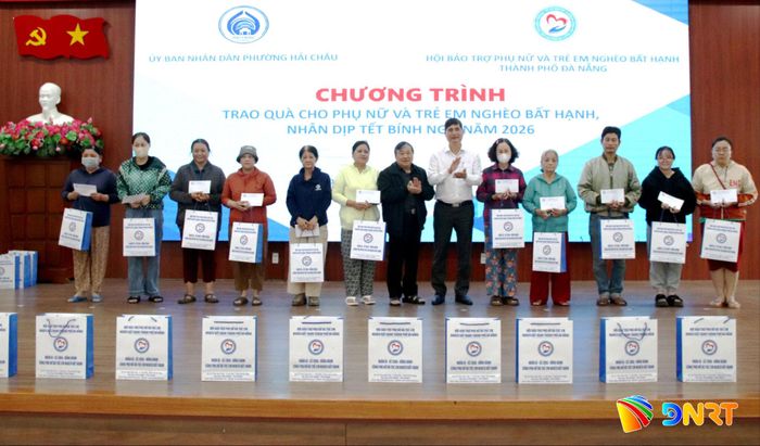 Lãnh đạo Hội Bảo trợ phụ nữ và trẻ em nghèo bất hạnh thành phố Đà Nẵng trao quà hỗ trợ hộ khó khăn trên địa bàn phường Hải Châu nhân dịp Tết Bính Ngọ 2026. Ảnh: TRỌNG HUY