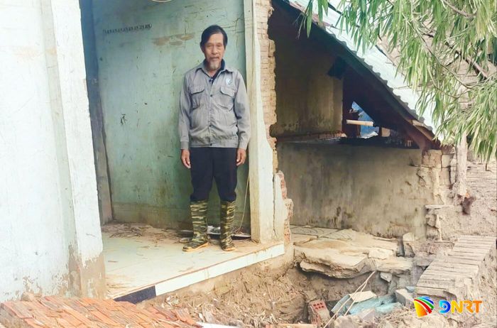 Nhiều căn nhà ven sông Thu Bồn trên địa bàn xã Nông Sơn nằm trong vùng sạt lở nghiêm trọng. Ảnh: CÔNG CHIẾN