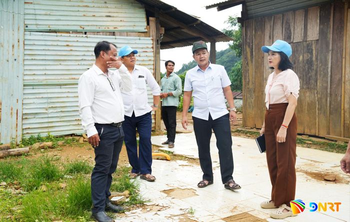 Lãnh đạo xã Trà Tập kiểm tra khu vực có nguy cơ sạt lở ở làng Răng Chuỗi. Ảnh: PHÚ THIỆN
