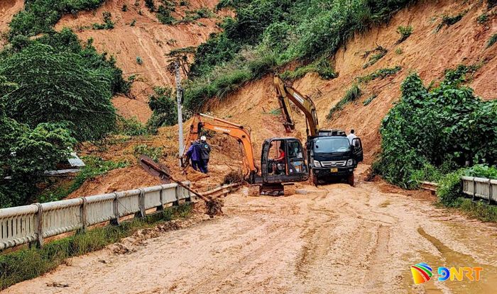 Tuyến DH 1 dẫn vào trung tâm xã Phước Chánh bị sạt lở do đợt mưa lớn vào tháng 10/2025. Ảnh: QUỐC KỶ