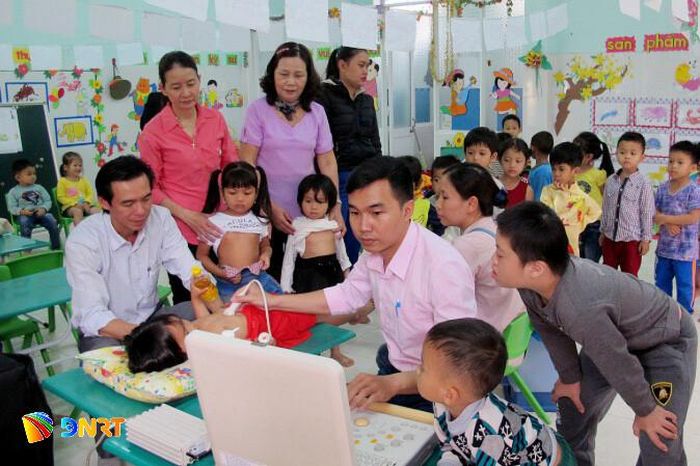 Hội Bảo trợ phụ nữ và trẻ em nghèo bất hạnh thành phố phối hợp tổ chức khám sàng lọc tim bẩm sinh cho trẻ em Đà Nẵng. Ảnh: HỘI BẢO TRỢ