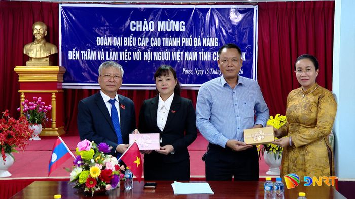 Lãnh đạo thành phố tặng quà cho giáo viên được cử sang giảng dạy tiếng Việt tại trung tâm. Ảnh: HOÀN VŨ - VĂN HÙNG
