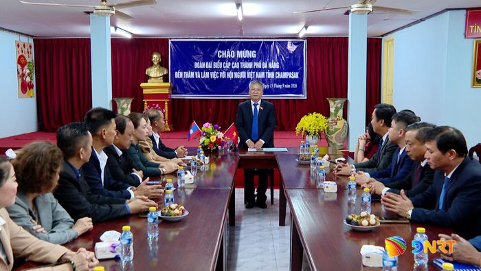 Chủ tịch HĐND thành phố Nguyễn Đức Dũng phát biểu tại buổi gặp. Ảnh: HOÀN VŨ - VĂN HÙNG