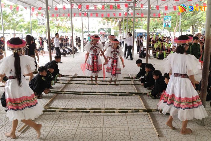 Học sinh Trường Phổ thông dân tộc nội trú THCS Hiệp Đức chơi các trò chơi dân gian trong ngày khai giảng năm học mới 2026-2027. Ảnh: P.T