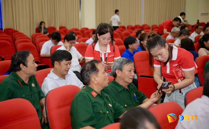 Người dân phường Hội An được hướng dẫn cài đặt và sử dụng mô hình "Tammi OA - Chính quyền số". Ảnh: DIỄM HƯƠNG - TRƯỜNG SƠN