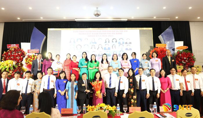 Lãnh đạo thành phố tặng hoa Ban Chấp hành hội nhiệm kỳ mới. Ảnh: NGỌC HÀ