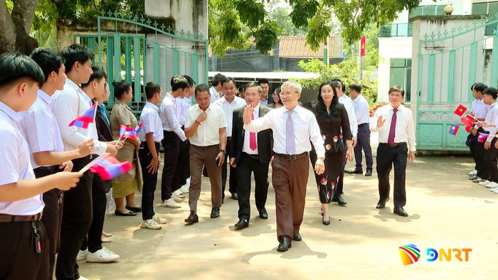 Chủ tịch HĐND thành phố Nguyễn Đức Dũng cùng đoàn công tác thăm Trường Hữu nghị Lào - Việt Nam tỉnh Sê Kông. Ảnh: HOÀN VŨ - VĂN HÙNG