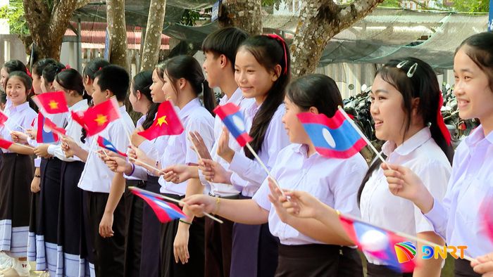 Học sinh chào đón đoàn công tác thành phố Đà Nẵng. Ảnh: HOÀN VŨ - VĂN HÙNG