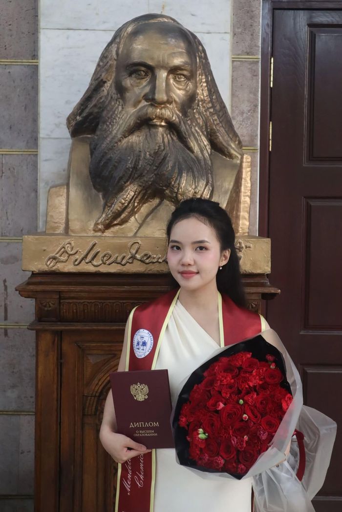 Lê Thị Tú Ngọc vừa tốt nghiệp thạc sĩ với tấm bằng xuất sắc tại Đại học Công nghệ Hóa học Liên bang Nga mang tên D.I. Mendeleev. Ảnh do nhân vật cung cấp