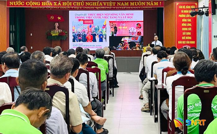 Báo cáo viên tuyên truyền về nếp sống văn minh trong việc cưới, việc tang, lễ hội và văn hóa ứng xử, giao tiếp trong cộng đồng. Ảnh: PHẠM BÌNH