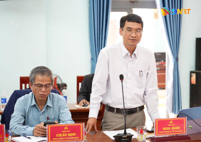 Ông Briu Quân, Chủ tịch UBND xã Avương báo cáo khó khăn và đề xuất giải pháp tháo gỡ thời gian tới. Ảnh: HIỀN THÚY