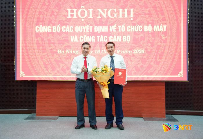 Phó Chủ tịch UBND thành phố Phan Thái Bình trao quyết định điều động, bổ nhiệm ông Nguyễn Hồng An giữ chức Phó Giám đốc Sở Công Thương. Ảnh: S.N.V