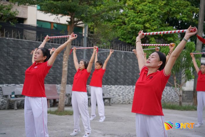 Việc kết hợp động tác và hơi thở được chú trọng trong các buổi hướng dẫn tại cộng đồng. Ảnh: DUY AN