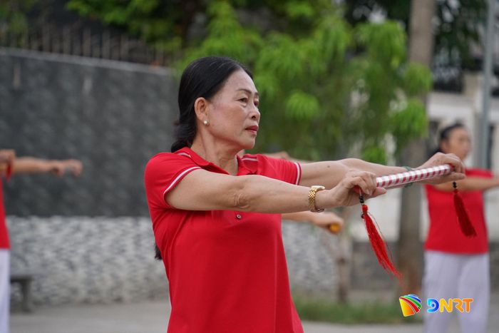 Các động tác được thực hiện với cường độ vừa sức, phù hợp với người trung niên và cao tuổi. Ảnh: DUY AN