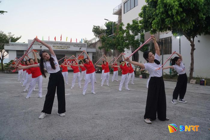 Các thành viên Câu lạc bộ Dưỡng sinh phường Hòa Xuân thực hành bài tập theo tiết tấu của ca khúc mới do Bệnh viện Y học cổ truyền thành phố Đà Nẵng tổ chức sáng tác. Ảnh: PHẠM MINH