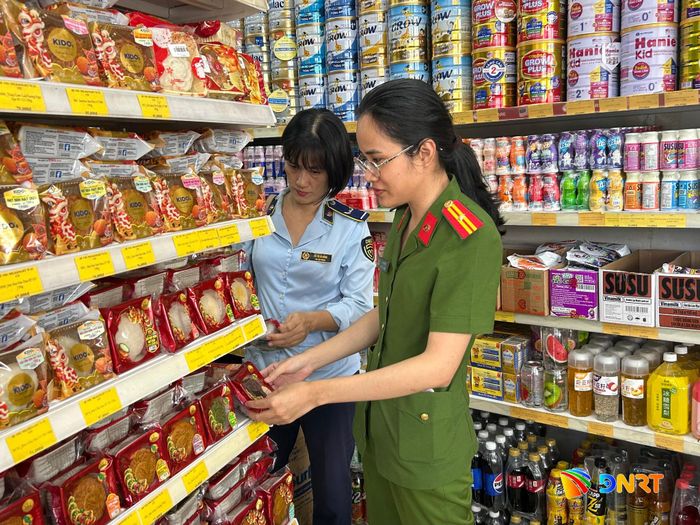 Việc kiểm tra bánh trung thu nhằm kiểm soát chất lượng, nguồn gốc sản phẩm, góp phần bảo đảm an toàn thực phẩm và bảo vệ sức khỏe người tiêu dùng trong dịp Tết Trung thu. Ảnh: THANH XUÂN
