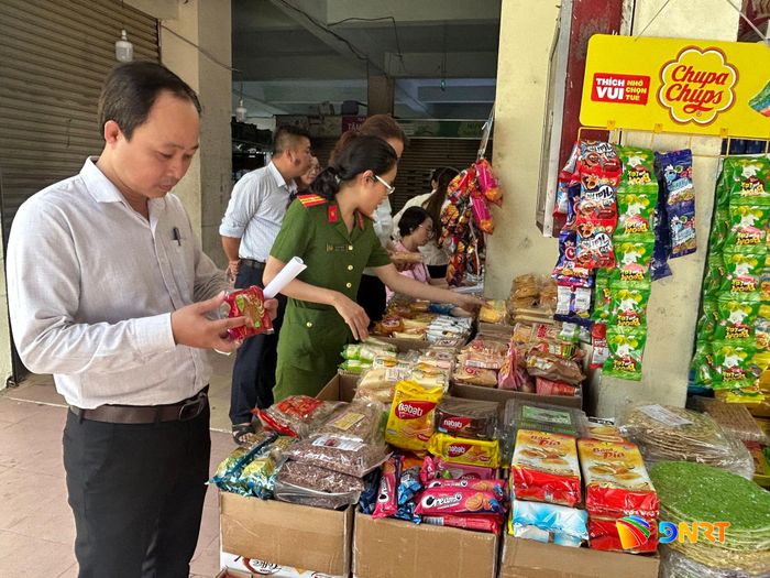 Đoàn kiểm tra liên ngành kiểm tra bánh trung thu tại cơ sở kinh doanh trên địa bàn phường Liên Chiểu. Ảnh: THANH XUÂN
