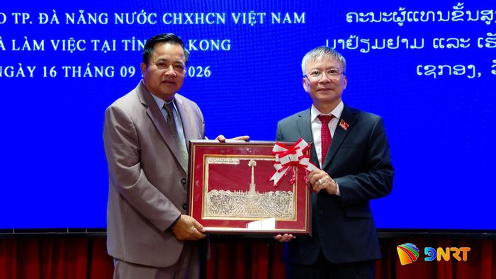 Lãnh đạo tỉnh Sê Kông trao quà lưu niệm cho đoàn công tác. Ảnh: HOÀN VŨ - VĂN HÙNG