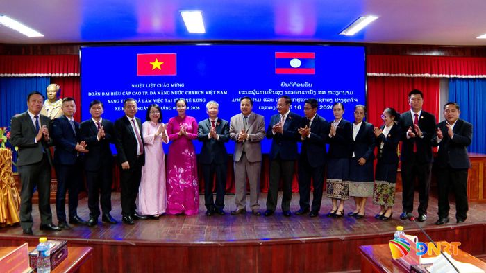 Lãnh đạo hai địa phương chụp hình lưu niệm. Ảnh: HOÀN VŨ - VĂN HÙNG