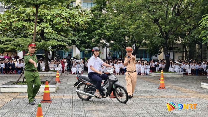 Học sinh Trường THPT Thanh Khê tham gia kiểm tra kiến thức giao thông qua ứng dụng ôn luyện thi giấy phép lái xe. Ảnh: KHUÊ TRUNG