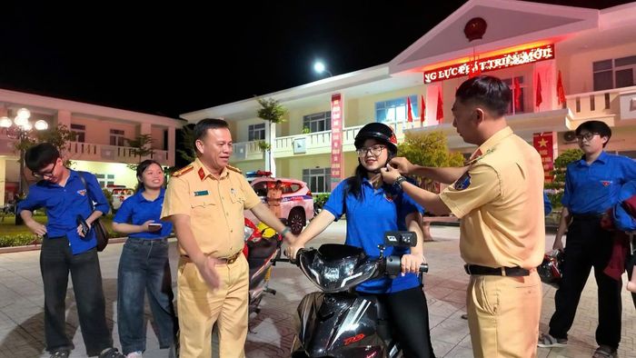 Nhiều hoạt động thiết thực diễn ra trong khuôn khổ chương trình “Vững tay lái - Trọn bình an”. Ảnh: KHUÊ TRUNG