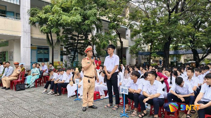 Thiếu tá Trần Ngọc Tiến, Phòng Cảnh sát giao thông, hướng dẫn kỹ năng lái xe an toàn cho cán bộ, giáo viên và học sinh Trường THPT Thanh Khê. Ảnh: HẢI ANH