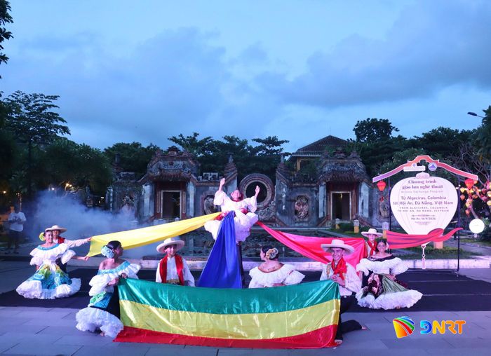Các nghệ sĩ trẻ đến từ Colombia đưa khán giả vào một hành trình khám phá nhiều loại hình âm nhạc và nghệ thuật múa đặc trưng của vùng Huila. Ảnh: QUỐC TUẤN