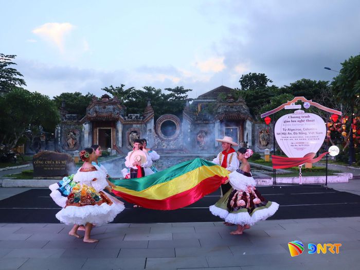 Màn trình diễn trẻ trung, sôi động của các nghệ sĩ trẻ đến từ Colombia. Ảnh: QUỐC TUẤN