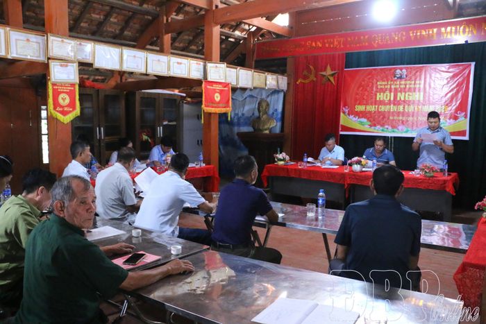 Chi bộ bản Na Khoang, xã Mường Nhà quán triệt nghị quyết đến đảng viên, nhân dân trong bản.