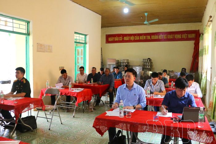 Đại diện cơ quan phụ trách xã Mường Nhà dự sinh hoạt tại chi bộ bản Ban, nắm tình hình thực tiễn, khó khăn, vướng mắc ngay từ cơ sở.