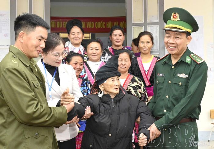 Đại tá Lê Đức Nghĩa, Phó Chính ủy Ban Chỉ huy BĐBP tỉnh động viên, thăm hỏi cử tri.