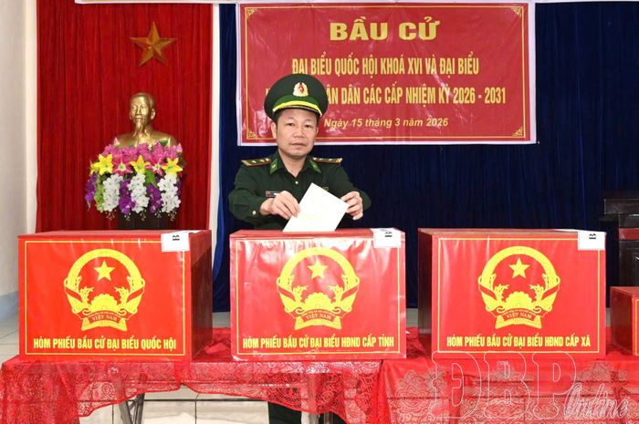 Cán bộ Đồn Biên phòng Mường Nhé tham gia bầu cử.