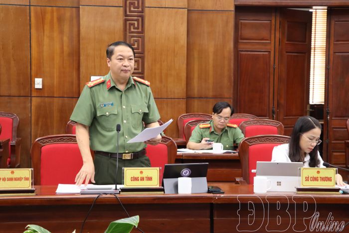 Lãnh đạo Công an tỉnh trình bày nội dung tờ trình tại phiên họp.